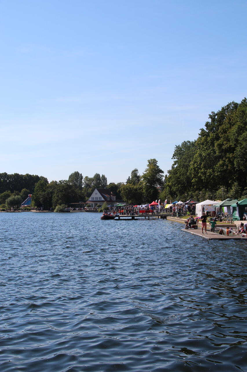 Bild vergrößern: Blick auf die Seepromenade mit vielen Informationsstnden und Besuchern