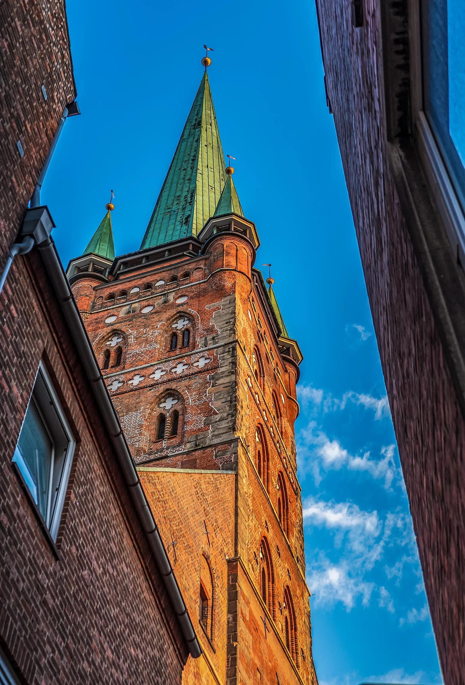 Kirchturm in Lübeck von schräg unten fotografiert