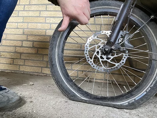 Das Lastenrad hat einen Platten