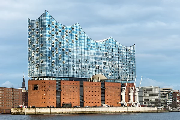 Elbphilharmonie Hamburg von der Wasserseite aus betrachtet