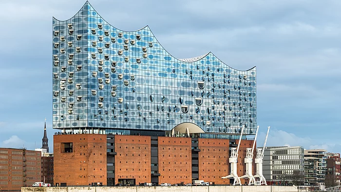 Elbphilharmonie Hamburg von der Wasserseite aus betrachtet