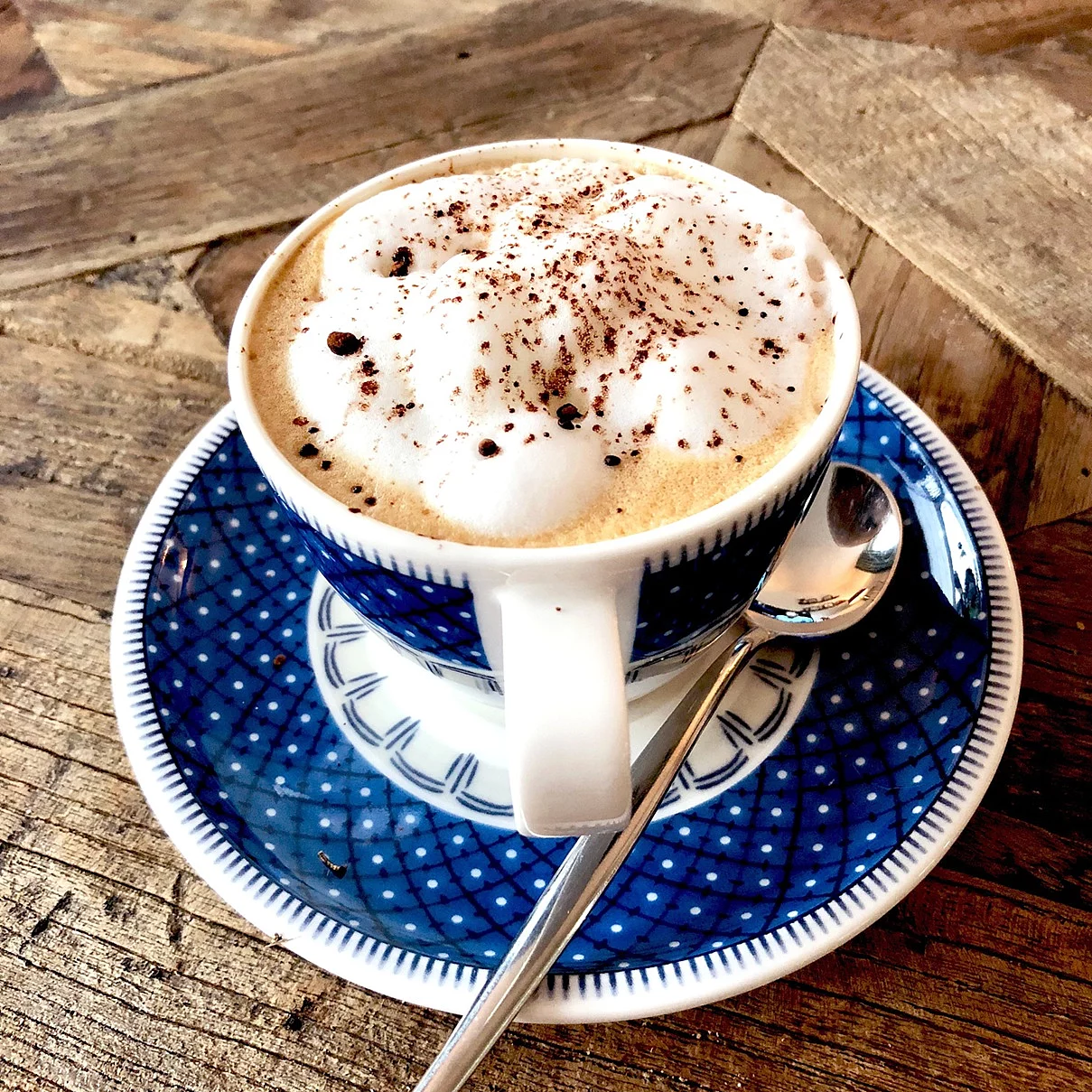 Kaffee mit Dekoration in einer blauen Tasse
