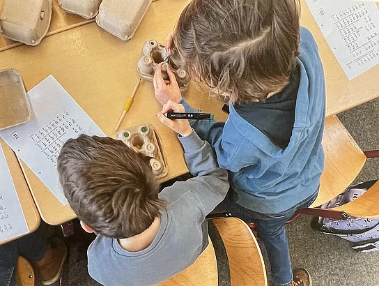 Zwei Kinder bei Bastelarbeiten