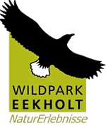 Schwarz-weißer fliegender Adler über grünem Rechteck mit dem Text 'WILDPARK EEKHOLT'