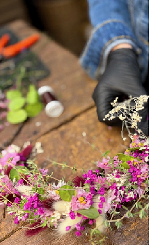 Binden eines Blumenkranzes