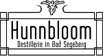 Schwarz-weiße Logozeichnung mit dem Schriftzug 'Hunnbloom Destillerie in Bad Segeberg' und einem stilisierten floralen Ornament oben