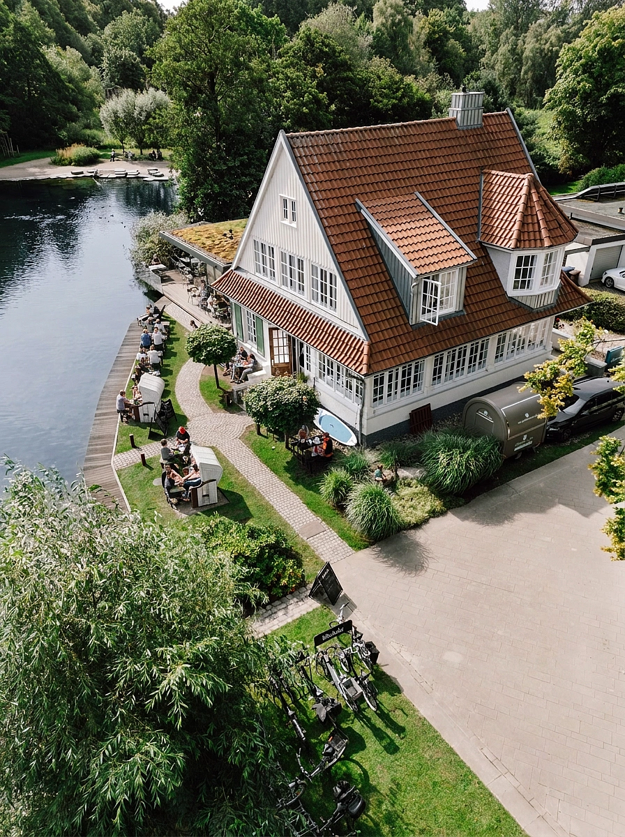 Villa der Goldmarie am Großen Segeberger See schräg aus der Vogelperspektive