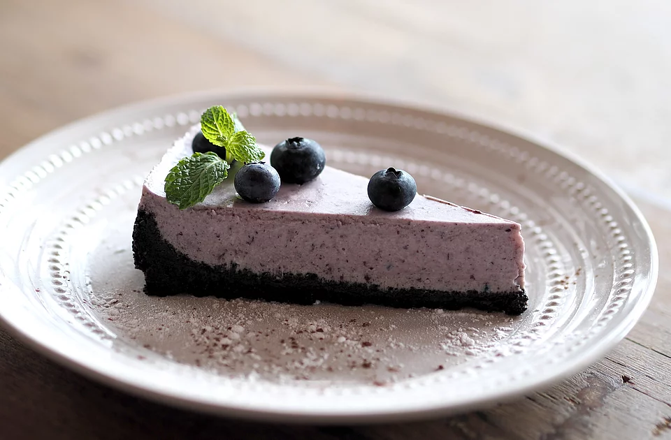 Blaubeerkuchen auf einem Teller angerichtet