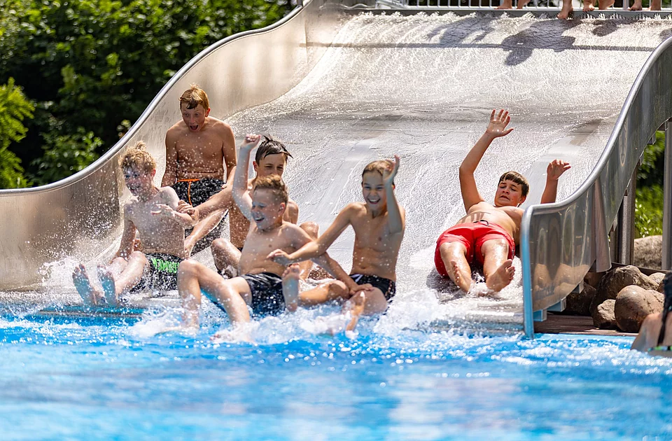 Rutschende Familie im Freibad Aqua Fun in Wahlstedt