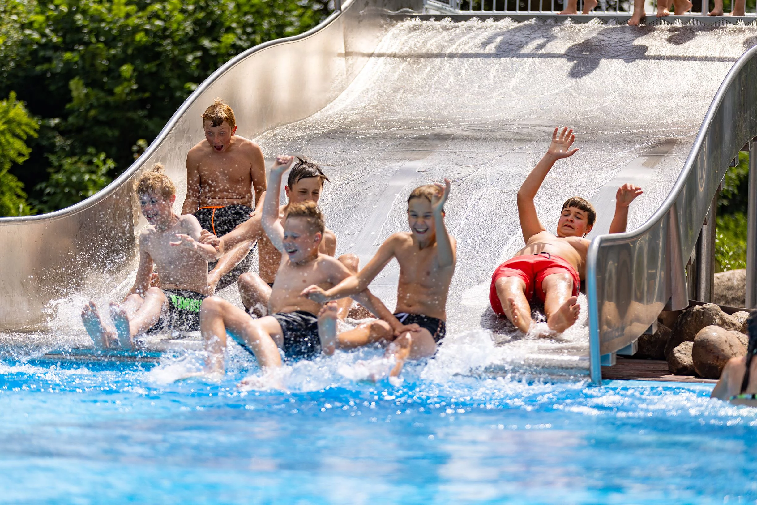 Rutschende Familie im Freibad Aqua Fun in Wahlstedt