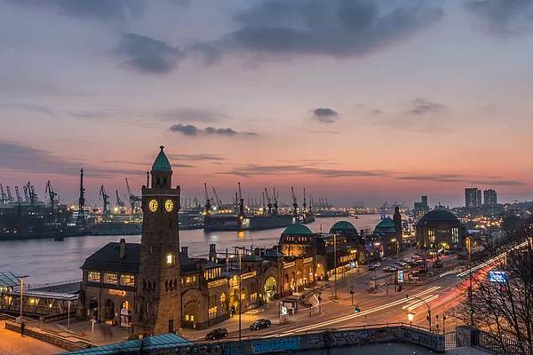 Landungsbrücken Hamburg am Abend