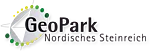 Logo mit stilisiertem schwarzen und weißen Felsen in einem Kreis aus grünen und gelben Punkten neben dem Schriftzug 'GeoPark Nordisches Steinreich'