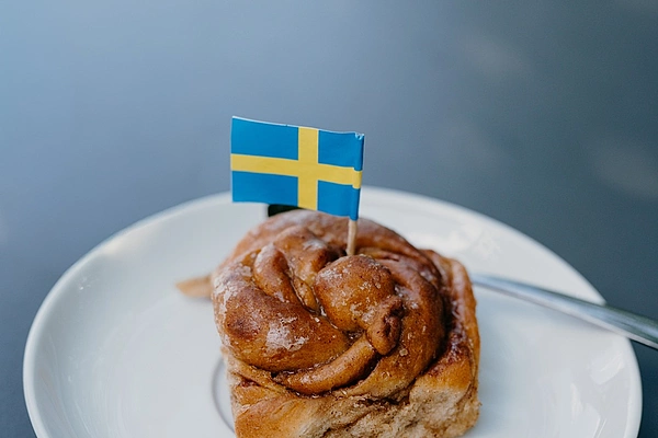 Zimtschnecke mit schwedischer Fahne