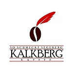 Logo mit stilisierter Kaffeebohne und roter Feder darüber sowie dem Text 'SO SCHMECKT SEGEGERG KALKBERG KAFFEE'
