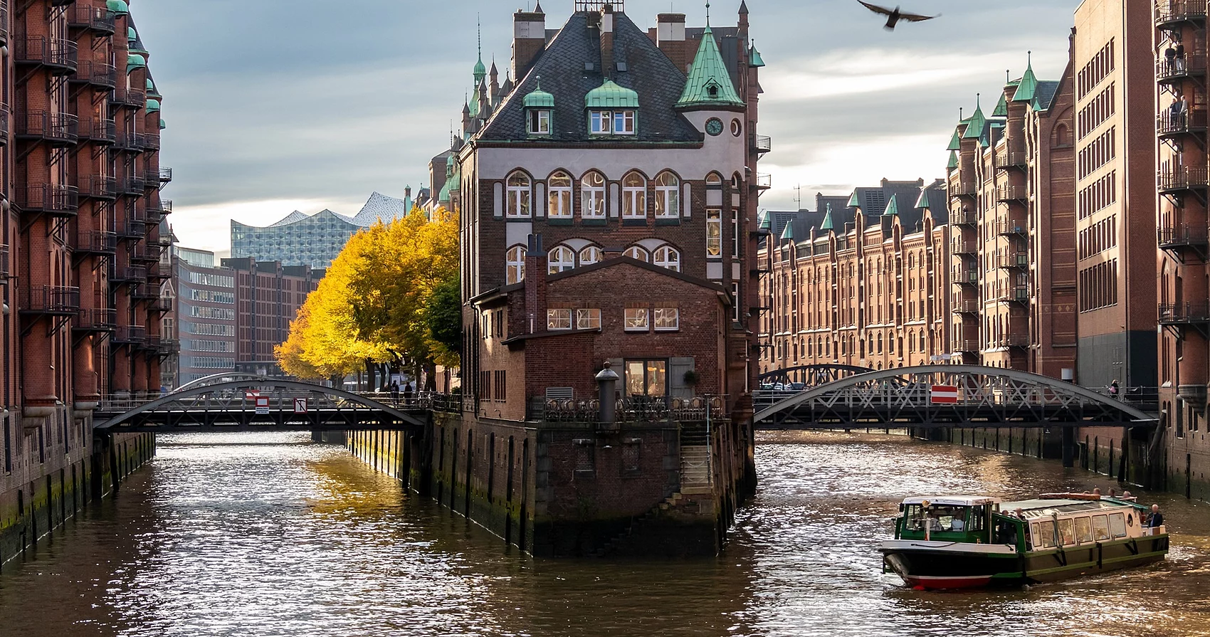 Hamburger Speicherstadt mit Blick auf die Elphi