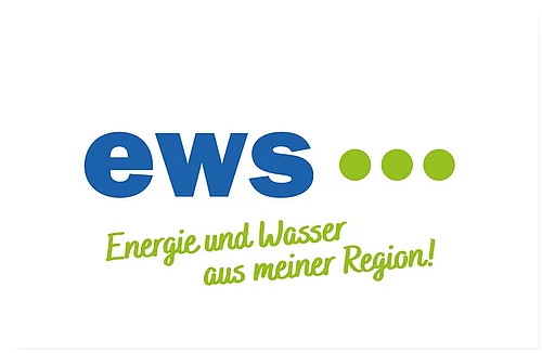 Logo mit blauem Schriftzug 'ews' und drei grünen Punkten sowie grünem Slogan 'Energie und Wasser aus meiner Region!'