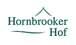 Schriftzug 'Hornbrooker Hof' mit stilisiertem Dach über dem Schriftzug