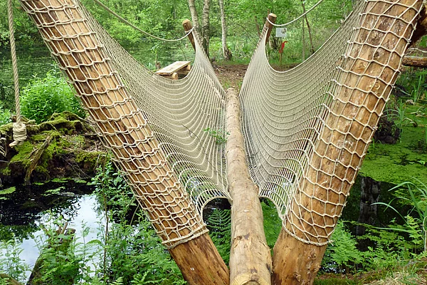Netzbrücke im Barfußland über Wasser