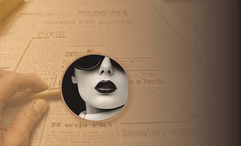 Hand hält eine goldfarbene Lupe über einer alt wirkenden Zeitung mit unscharf lesbarem Text. In der Lupe ist eine Frau zu sehen.