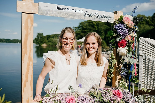 Kooperationspartnerinnen Britta Fischer (Goldmarie) und Pia Rosenau (Tourist-Info)