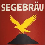 Gelber Adler mit ausgebreiteten Flügeln auf schwarzem Felsen vor rotem Hintergrund mit dem Schriftzug 'SEGEBRÄU' in Großbuchstaben darüber