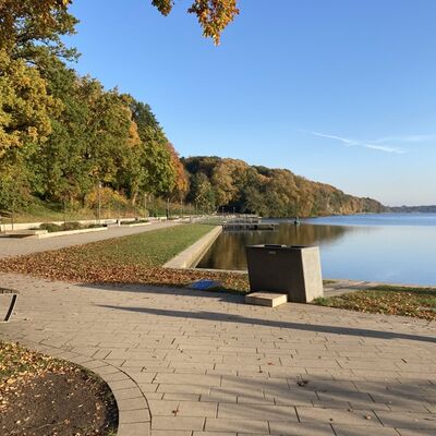 Bild vergrößern: Seepromenade im Herbst