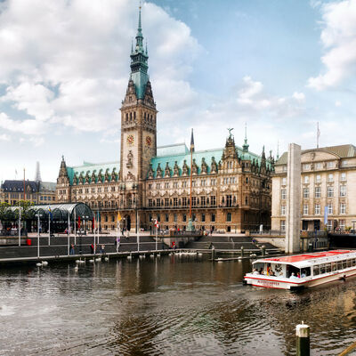 Bild vergrößern: Rathaus Hamburg mit Kleiner Alster und Alsterdampfer und Rathausschleuse