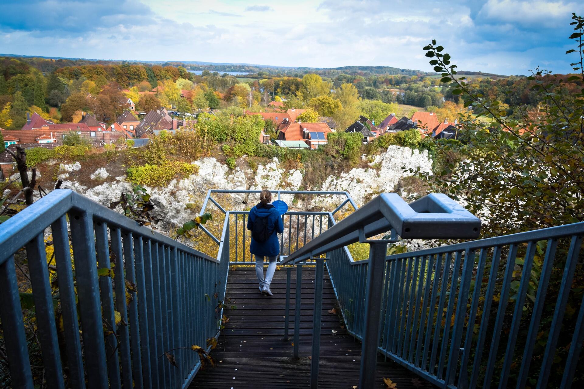 Frau auf einer Aussichtsplattform auf dem Kalkberg mit Blick über die Lübecker Straße.