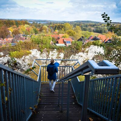 Bild vergrößern: Frau auf einer Aussichtsplattform auf dem Kalkberg mit Blick ber die Lbecker Strae.
