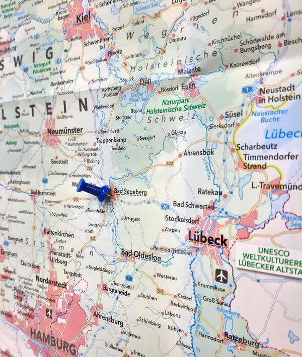 Bild vergrößern: Karte von Schleswig-Holstein. Bad Segeberg ist mit einem blauen Pinnwand-Pin markiert