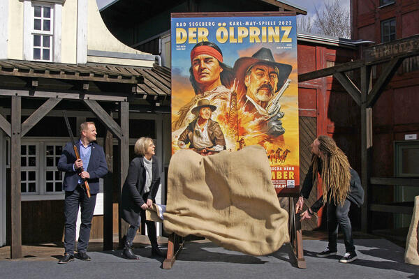 Bild vergrößern: Plakatenthüllung Karl-May-Spiele 2022