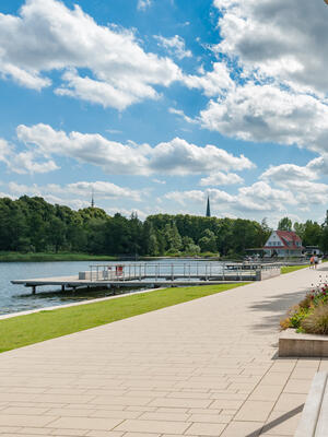Bild vergrößern: Blick auf dei Seepromenade in Bad Segeberg