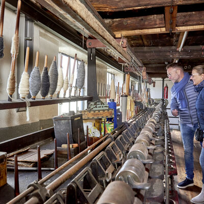 Bild vergrößern: Ein Mann und eine Frau besichtigen die alte Wollspinnerei Blunck in Bad Segeberg