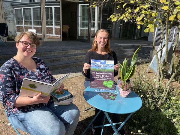 Bild vergrößern: Mareike Werz und Freya Anders im Innenhof des WortOrts