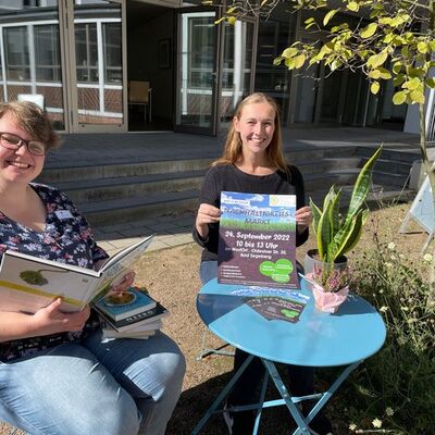 Mareike Werz und Freya Anders im Innenhof des WortOrts