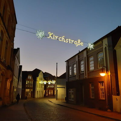 Bild vergrößern: Weihnachtlich beleuchtete Kirchstraße in Bad Segeberg