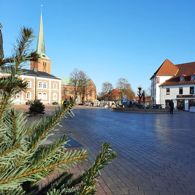 Bild vergrößern: Blick auf den Marktplatz in Bad Segeberg mit einem Weihnachtsbaum im vorderen Bildteil