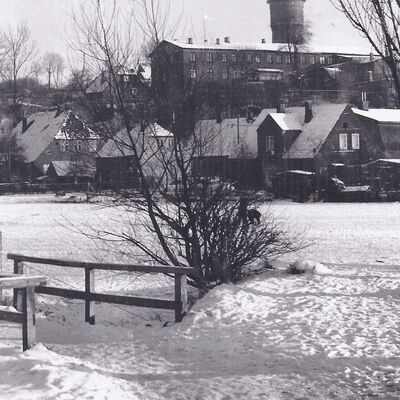 Bild vergrößern: Schwarz-wei Foto von 1938. Im Vordergrund liget der schneebedeckte Kleine Segeberger See, im Hintergrund ist der Wasserturm zu sehen