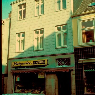 Bild vergrößern: Schnee vor einem Geschft in der Kirchstrae im Jahr 1969