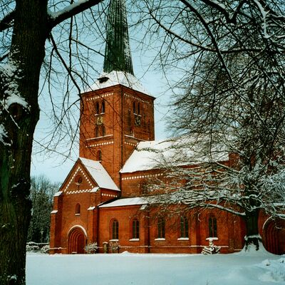 Schnee vor der Marienkirche in Bad Segeberg