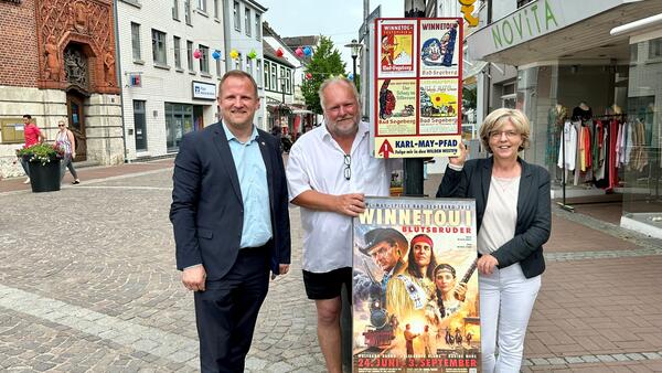 Bild vergrößern: Karl-May-Chefin Ute Thienel weihte den neuen Plakatpfad gemeinsam mit Initiator Ulf Peters (Mitte) und Bad Segebergs Bürgermeister Toni Köppen ein.