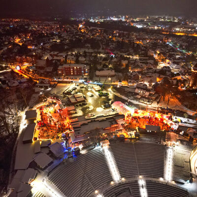 Bild vergrößern: Luftaufnahme von der Bad Segeberger Berg-Weihnacht 2023