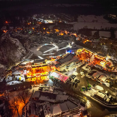 Bild vergrößern: Luftaufnahme von der Bad Segeberger Berg-Weihnacht 2023