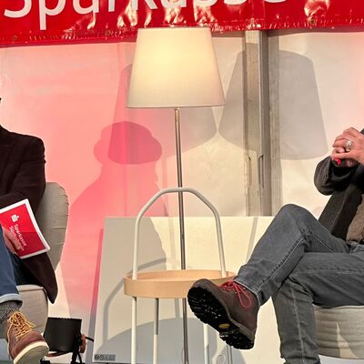 Bild vergrößern: Moderator Oliver Schulz im Gespräch mit Nicolas König