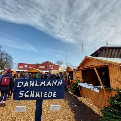 Bild vergrößern: Ein Schild weist auf die Stände der Dahlmannschule hin.