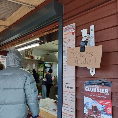 Bild vergrößern: Imbissstand auf der Bad Segeberger Berg-Weihacht
