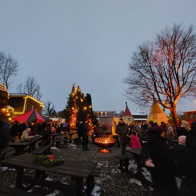 Bild vergrößern: Abenddämmerung im Indian Village