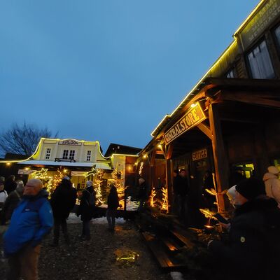 Bild vergrößern: Weihnachtlich beleuchtetes Indian Village
