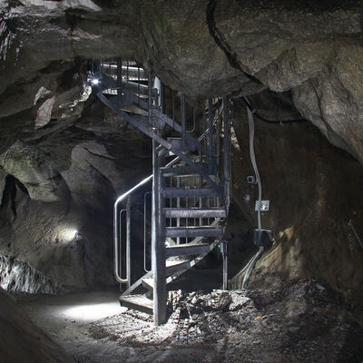 Bild vergrößern: Wendeltreppe in der Kalkberghöhle in Bad Segeberg