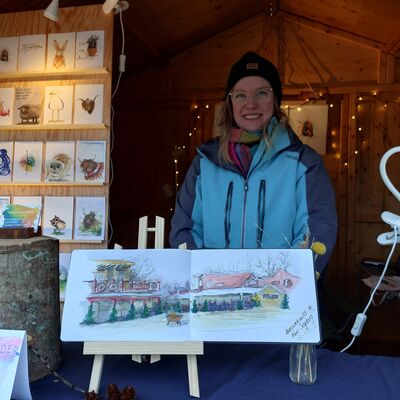 Bild vergrößern: Corinna Schneider hat während des Weihnachtsmarktes die Szenerie dort direkt künstlerisch festgehalten.